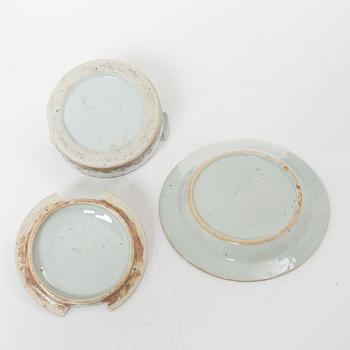 A small Chinese famille rose porcelain tureen with cover and stand, two salt cellars, Qing dynasty, Qianlong (1736-95).