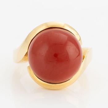 Ring in 18K gold with coral.