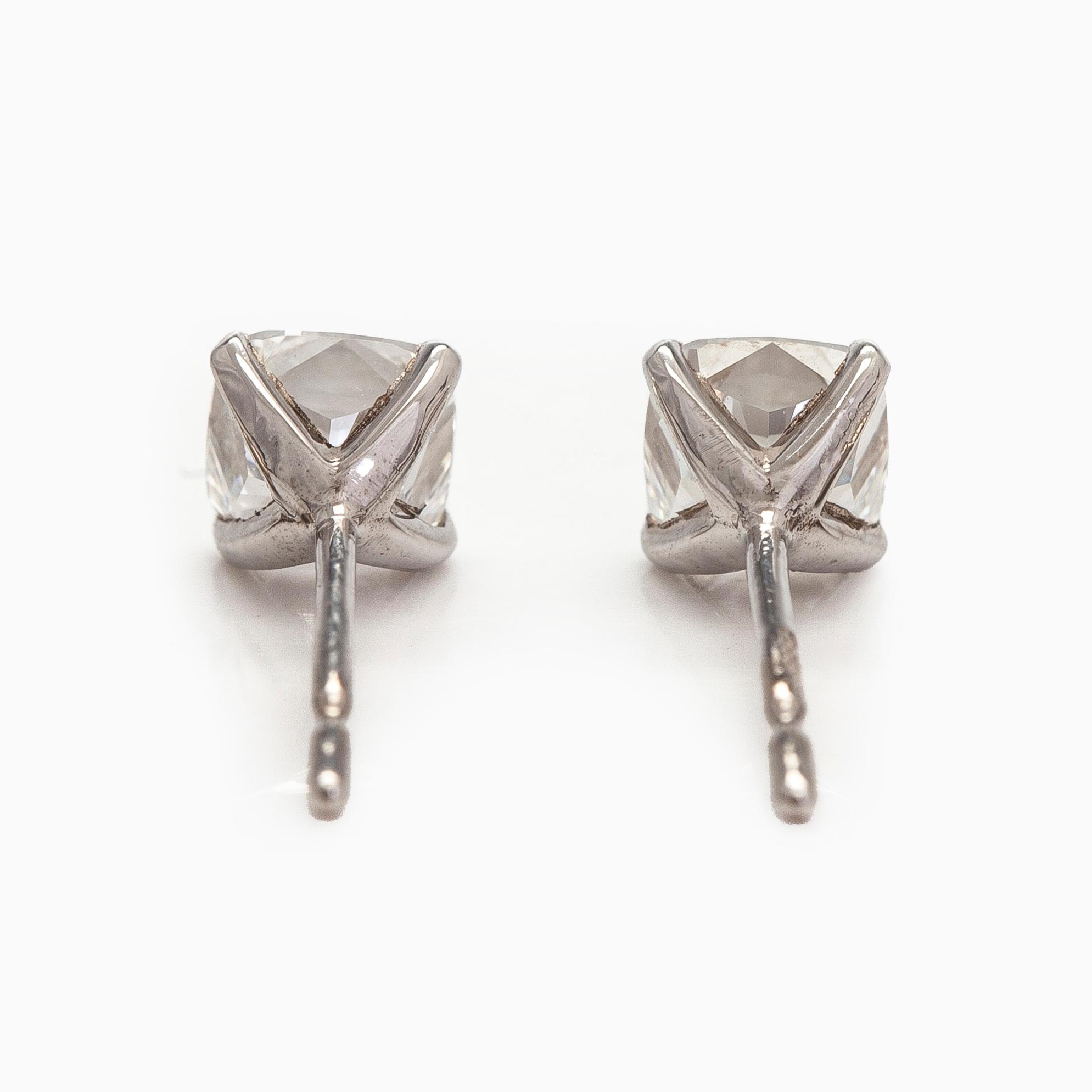 Korvakorut, tyynynmuotoiset briljanttihiotut timantit, yhteensä 1,48 ct, 14K valkokultaa.