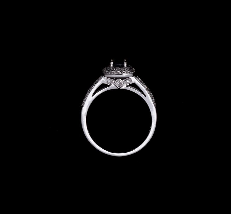 RING, 14 k vitguld med safir samt brilantslipade diamanter ca 0,30 ct. Vikt ca 3 g.