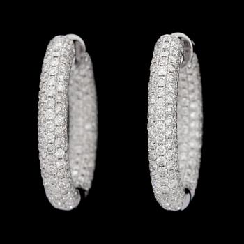75. A pair of diamond earrings, 5.86 cts in total.