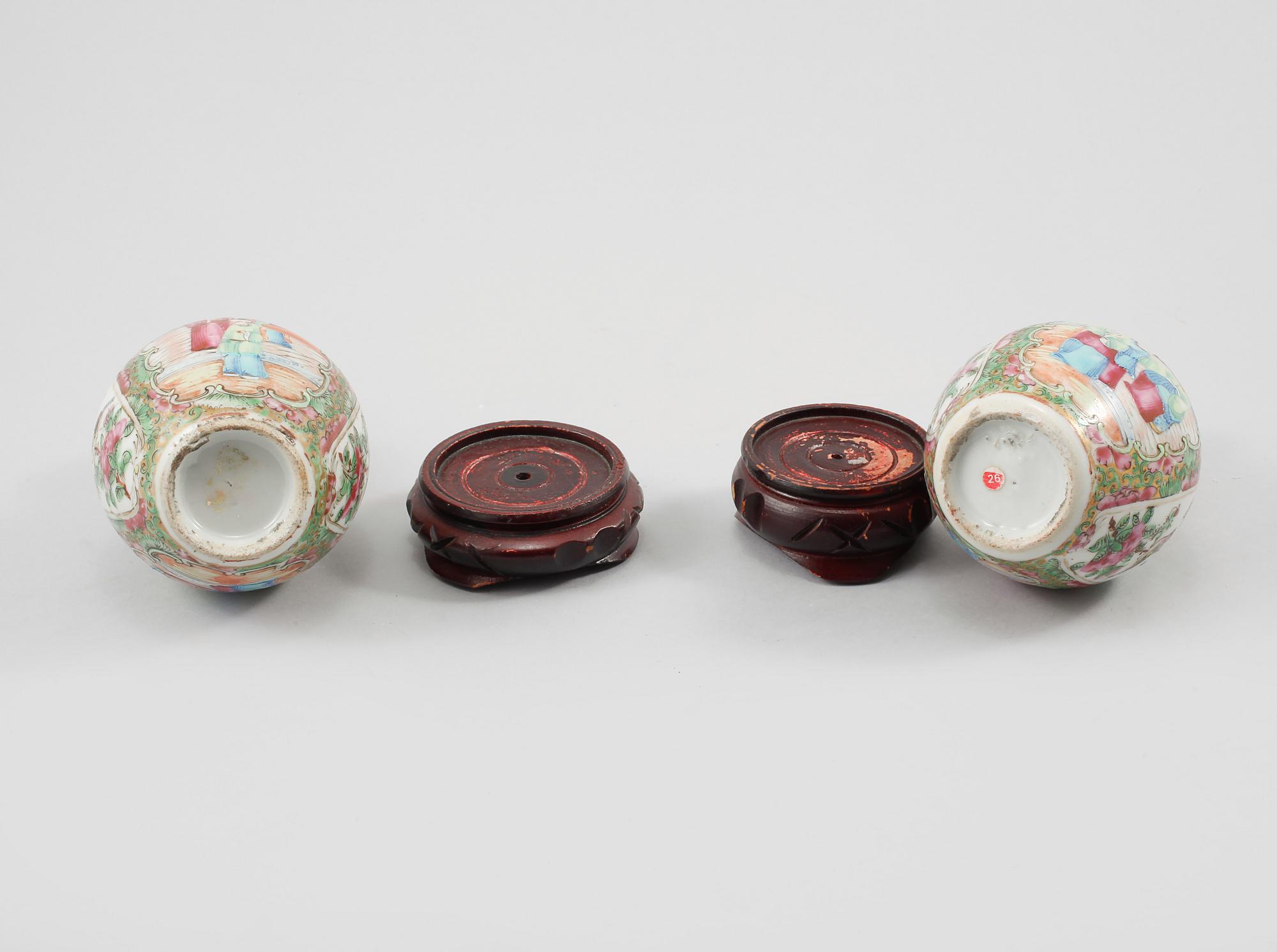 VASER, ett par, porslin, Kina, 1800-talets slut.