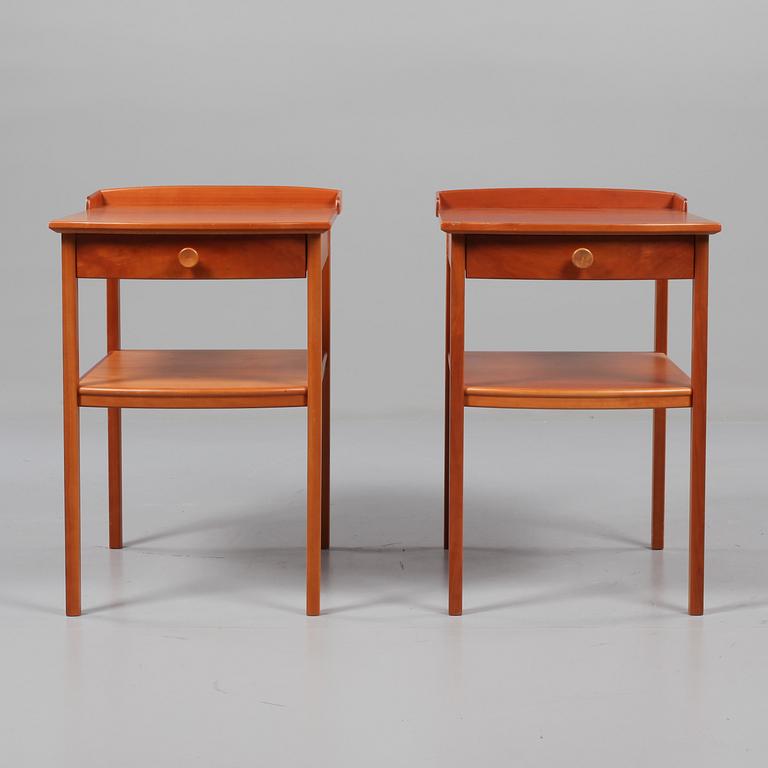 SÄNGBORD, 2 st, Carl Malmsten, Åfors Möbelfabrik, 1900-talets andra hälft.