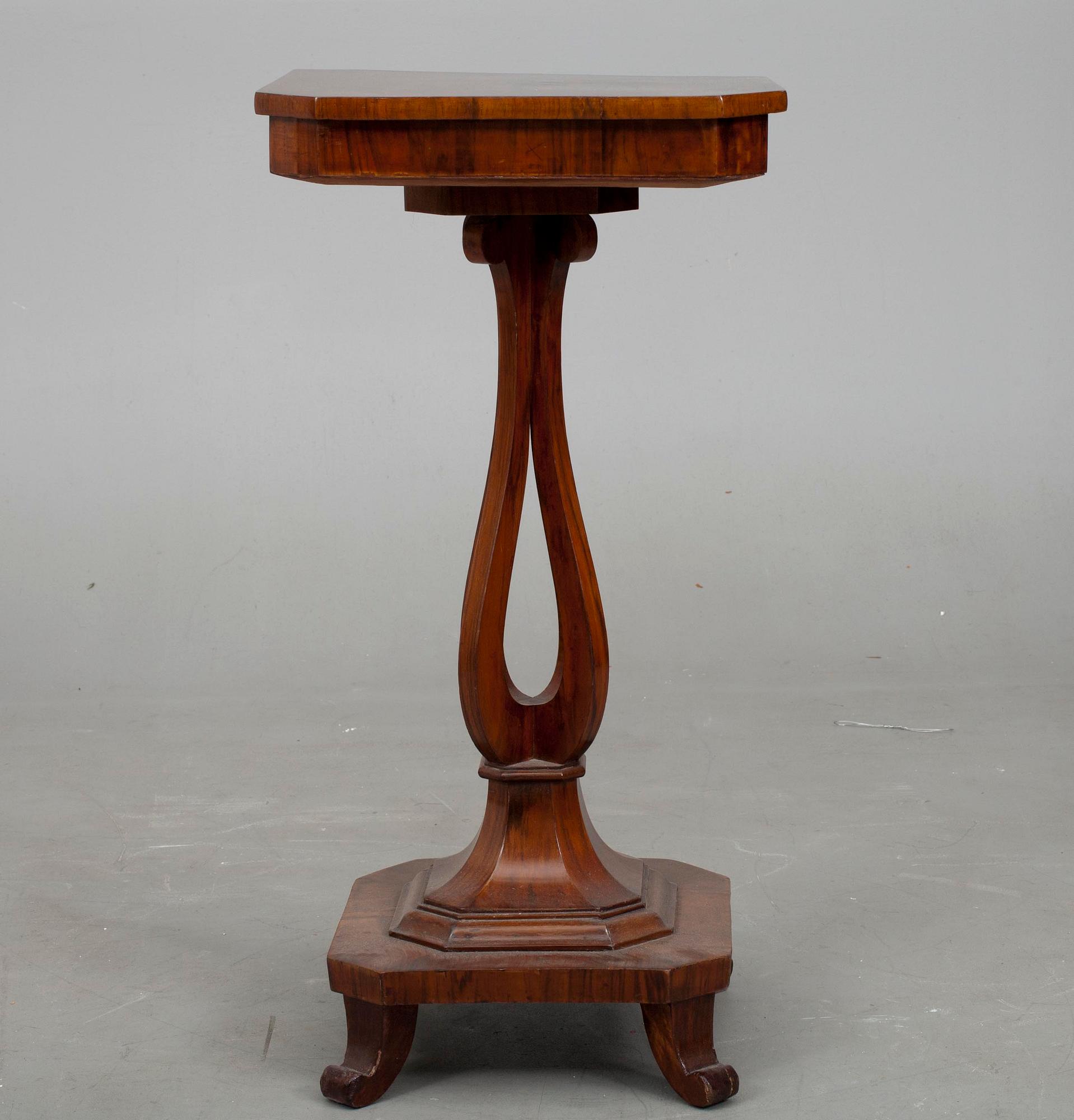 BORD, valnöt, empire, 1800-talets första hälft.