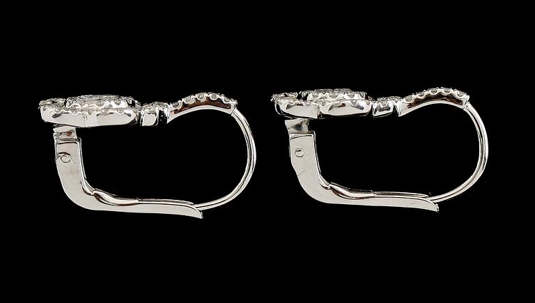 ÖRHÄNGEN, 1 par, 18 k vitguld, briljant- och baguettslipade diamanter tot ca 0.82 ct. Vikt ca 3,5 g.