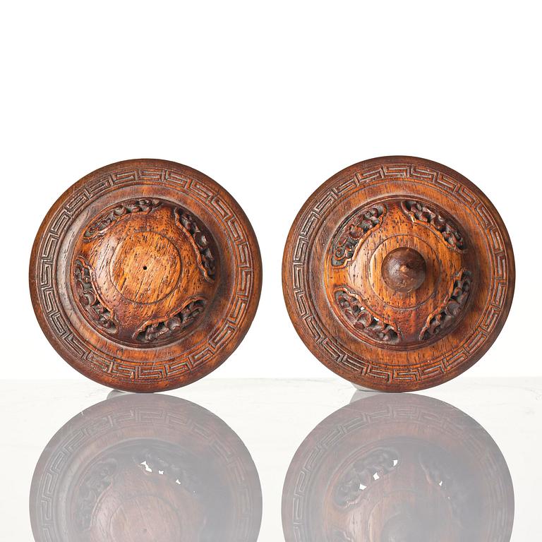 A pair of wucai decorated vases, Transition, 17th century.