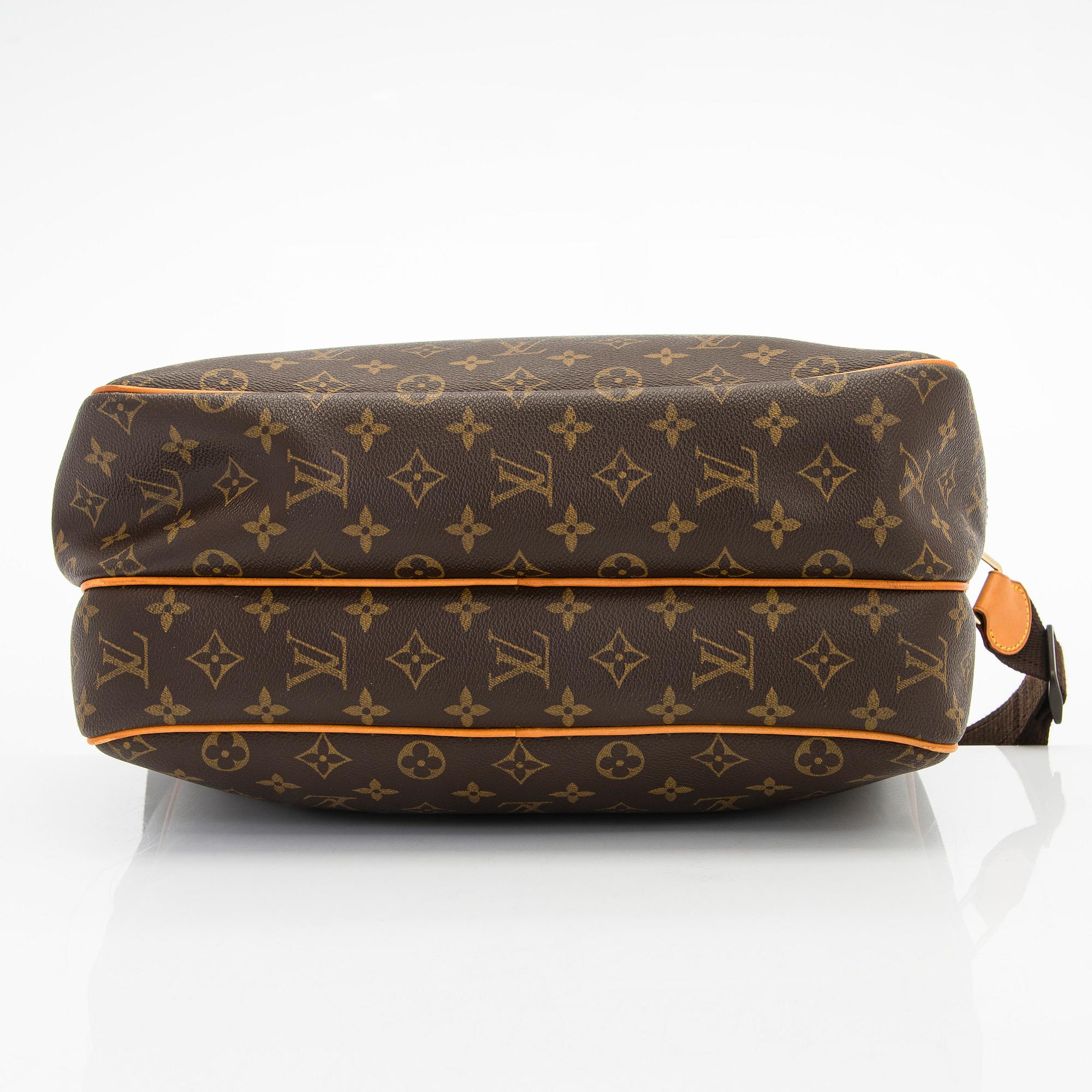 Louis Vuitton, a Monogram Canvas 'Reporter GM' bag.