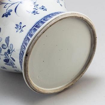 A large blue and white export vase with cover, Qing dynasty, Qianlong (1736-95).