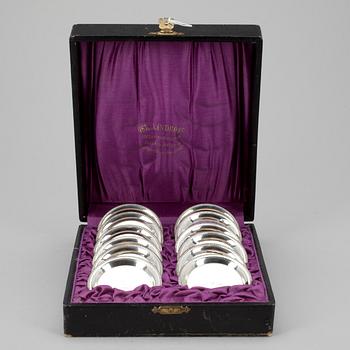 GLASUNDERLÄGG, 12 st, silver. Import J. Erling Helsingfors 1927. Vikt 108 g.