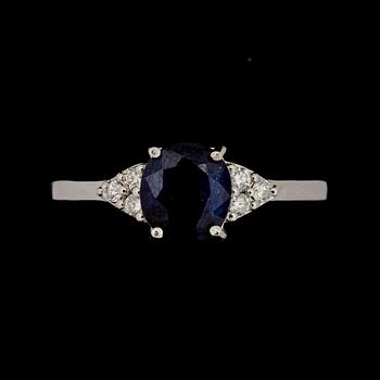 RING, 14 k vitguld med safir ca 1,32 ct, samt 6 mindre briljantslipade diamanter ca 0,06 ct. Vikt ca 2 g.