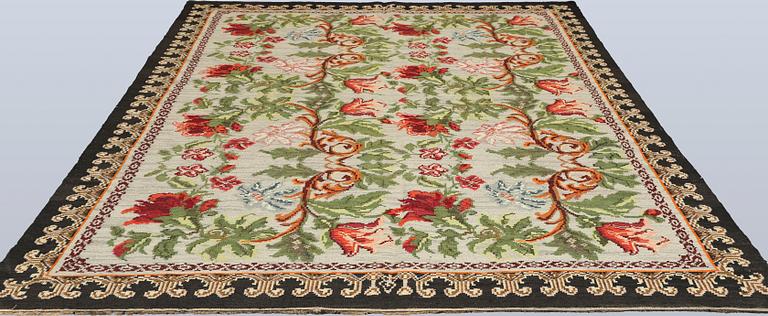 An older Bessarabian Kelim carpet, 286 x 200 cm.