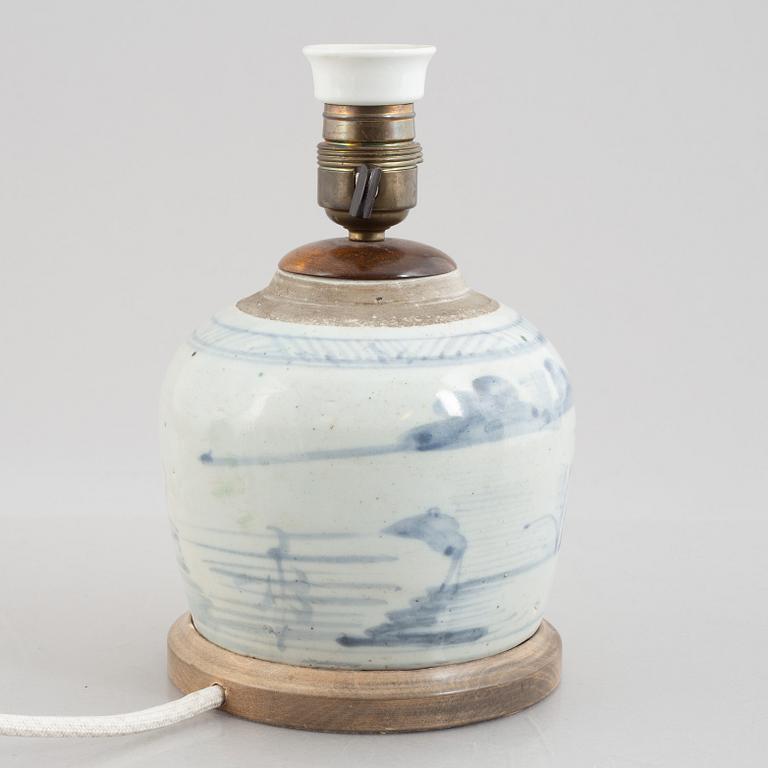 A porcelain table lamp and a box with cover, 19th/20th century.