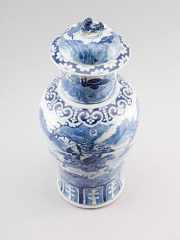 LOCKURNA, porslin, Kina, 1800-talets första hälft.