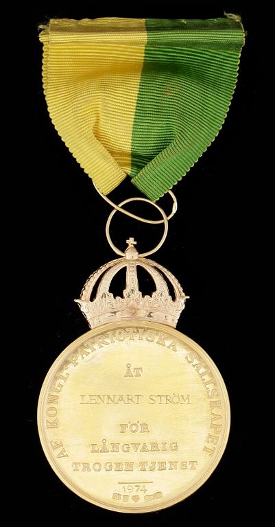 MEDALJ, 18k guld. Kungliga patriotiska Sällskapet, 1974. Vikt ca31g.