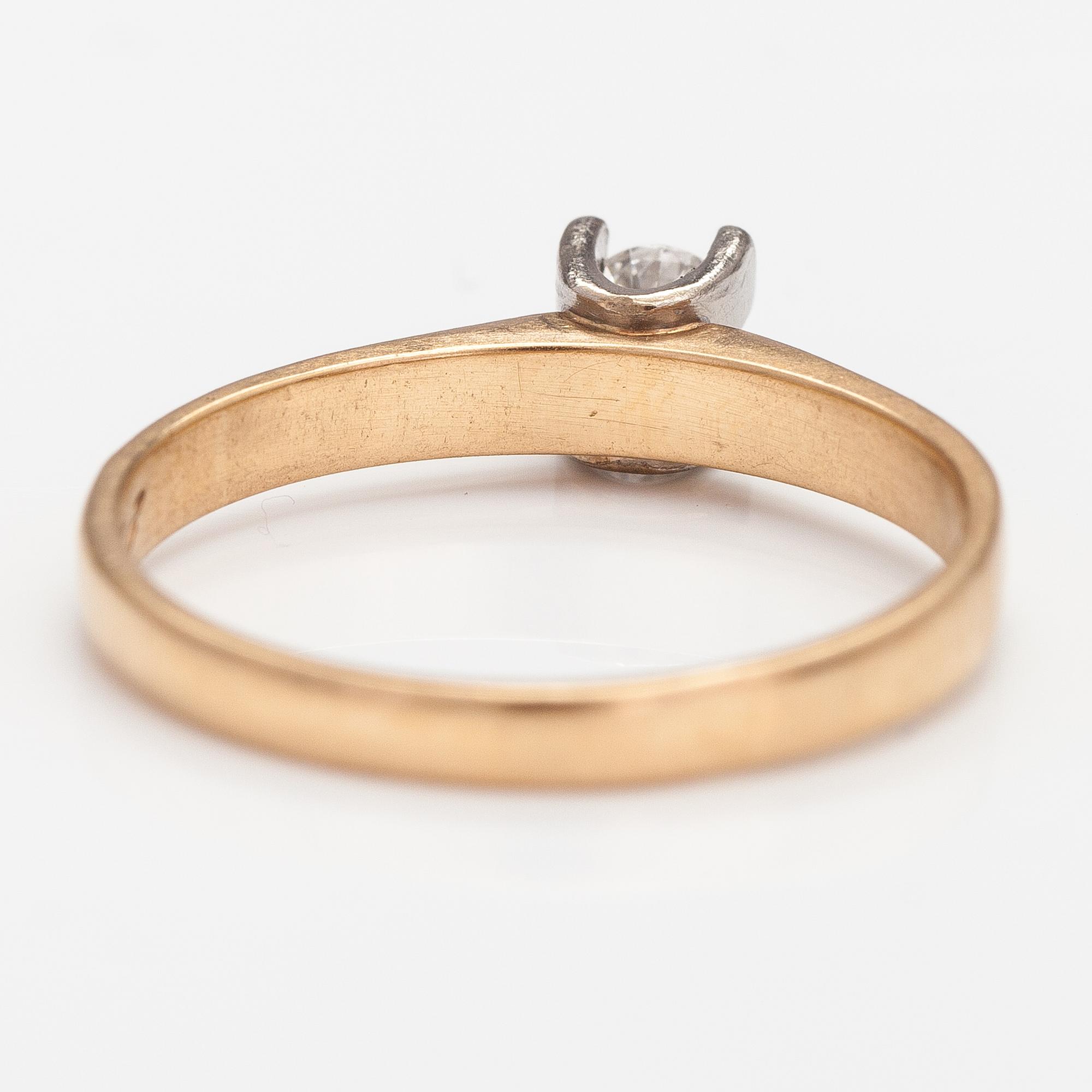 An 18K gold ring with a diamonds ca. 0.22 ct. Pentti Anttila, Helsinki 1968.