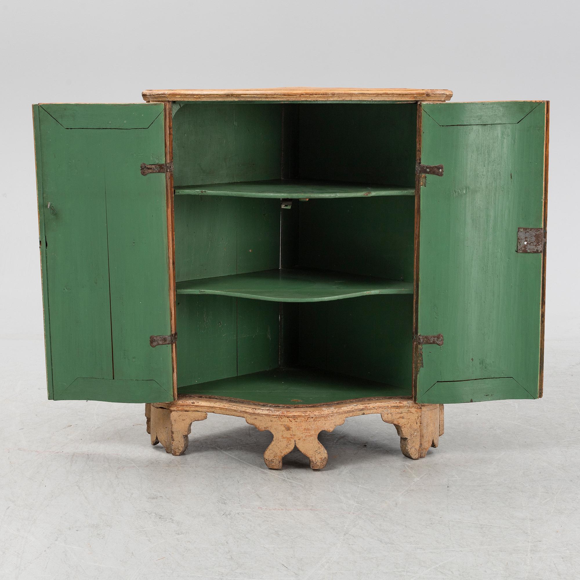 Hörnskåp, 1700-tal. Rokoko.