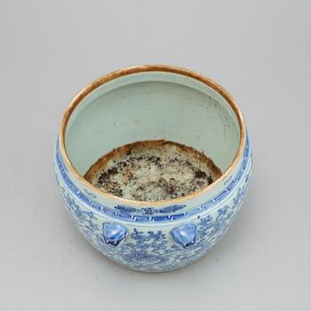 A Chinese blue and white porcelain food container with lid, Qing dynasty, 19th century.