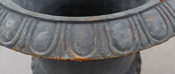 TRÄDGÅRDSURNOR, 1 par, gjutjärn, modern tillverkning.