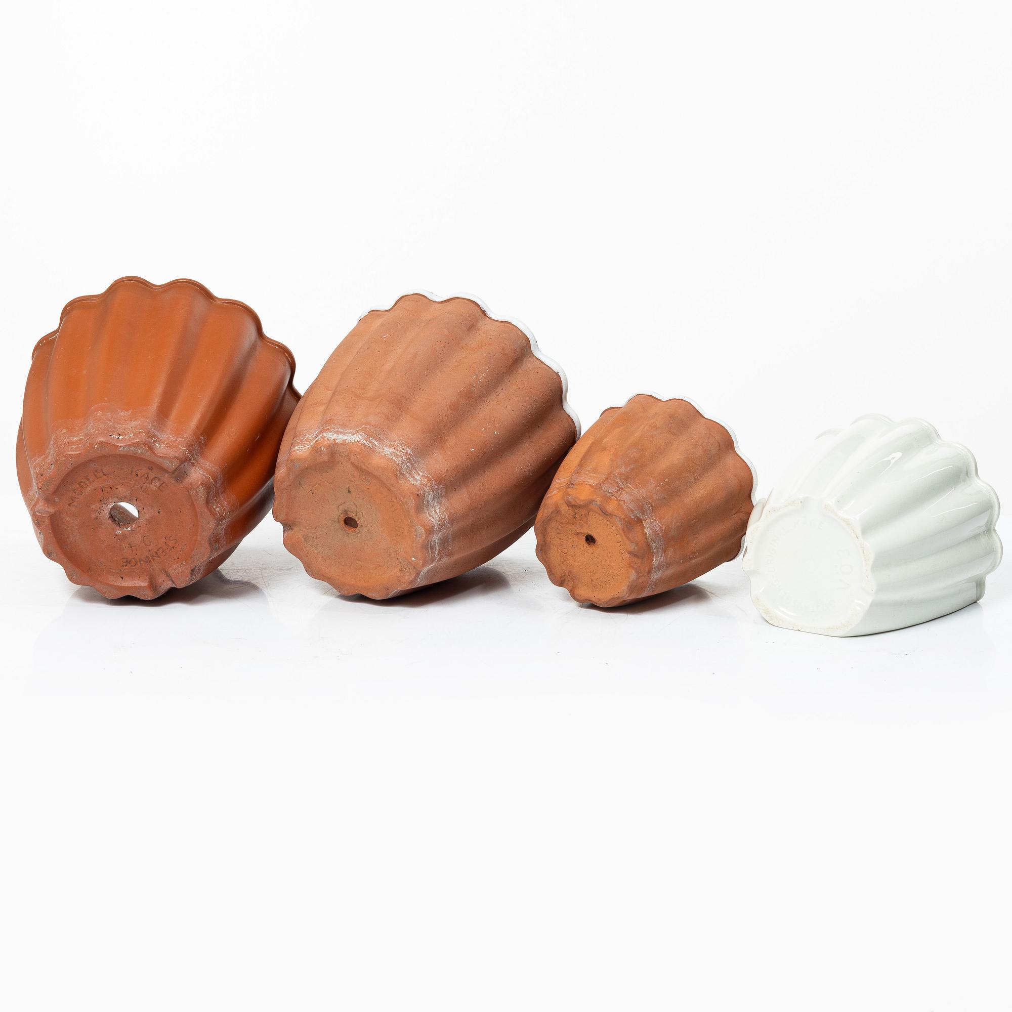 Wilhelm Kåge, four ceramic flower pots and 24 flowerpot saucers, 'Planta', Gustavsberg, 1940's/50's.