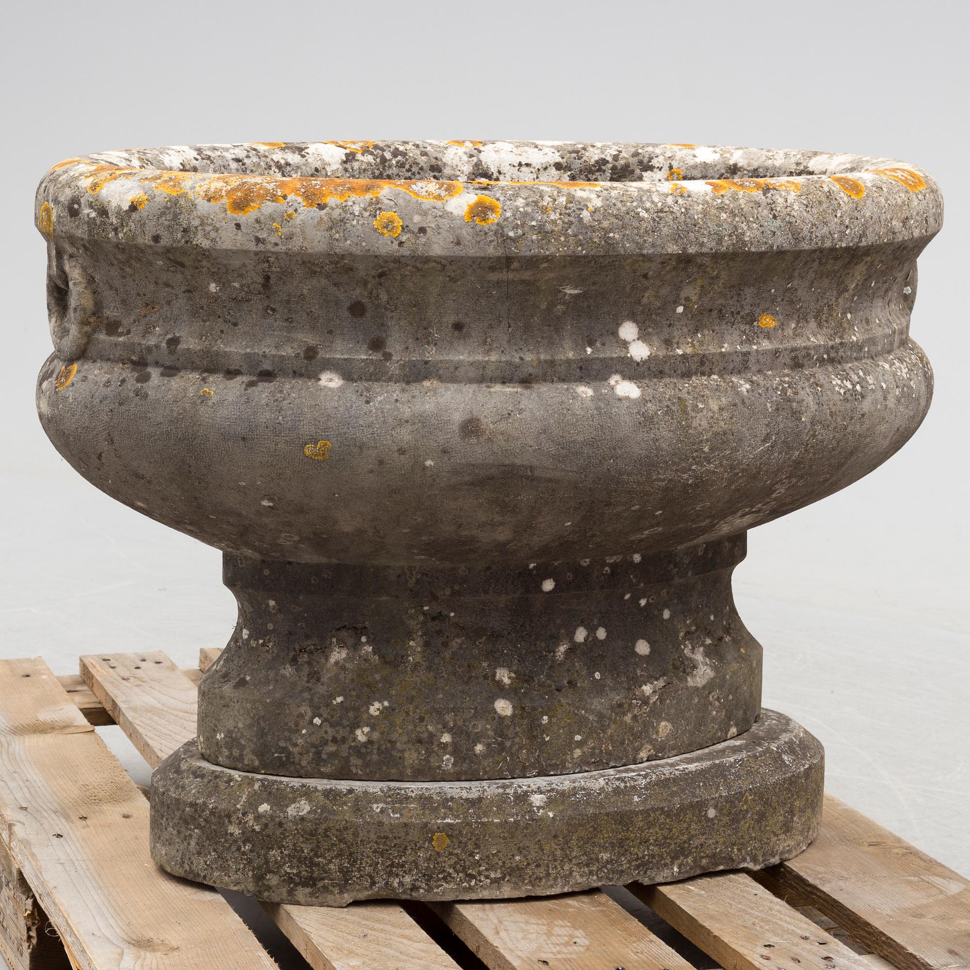 TRÄDGÅRSURNA, sten, troligen gustaviansk, 1700-talets senare del.