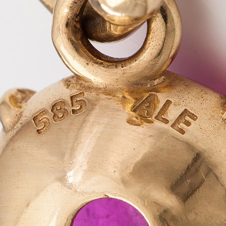 Pandora, örhängen, 14K guld och blyglasbehandlad rubin.