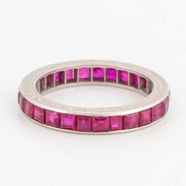 RING, hellallians med carréslipade rubiner.