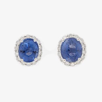 Örhängen med safirer och briljantslipade diamanter.