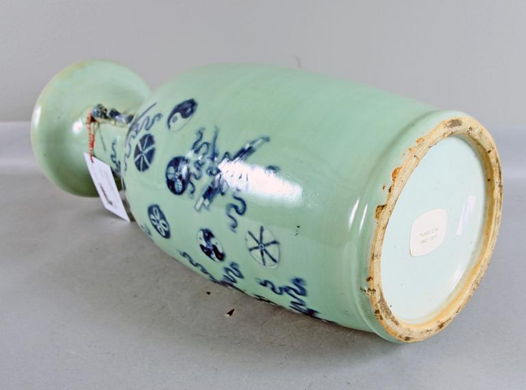 GOLVURNA, porslin. Kina, 1800-talets andra hälft.