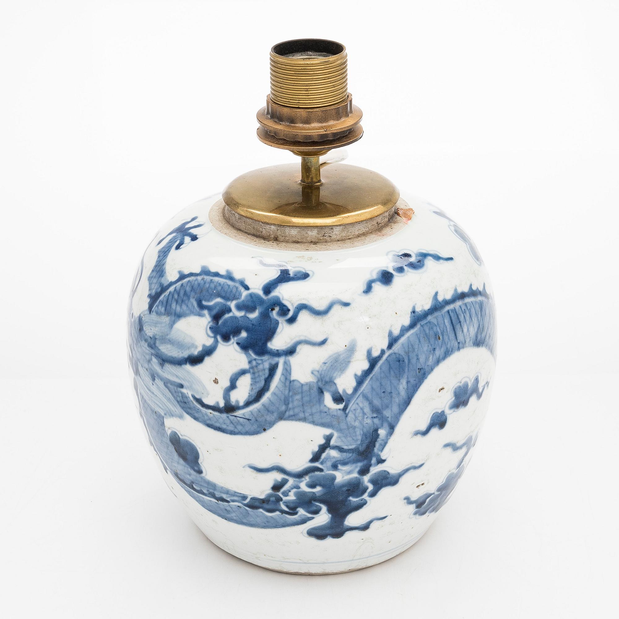 Bojaani/lampunjalka, posliinia. Kiina, Qing-dynastia, 1800-luku.