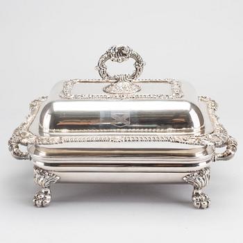 A plate serving dish with lid, probably England, 20th century.