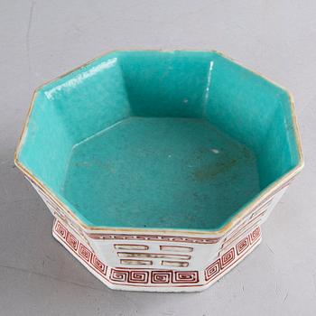 A Chinese porcelain bowl, later part of the 19th century.