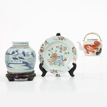Tekanna, tallrik samt bojan, porslin, Kina, Qingdynastin, 1700-tal samt 1800-tal.