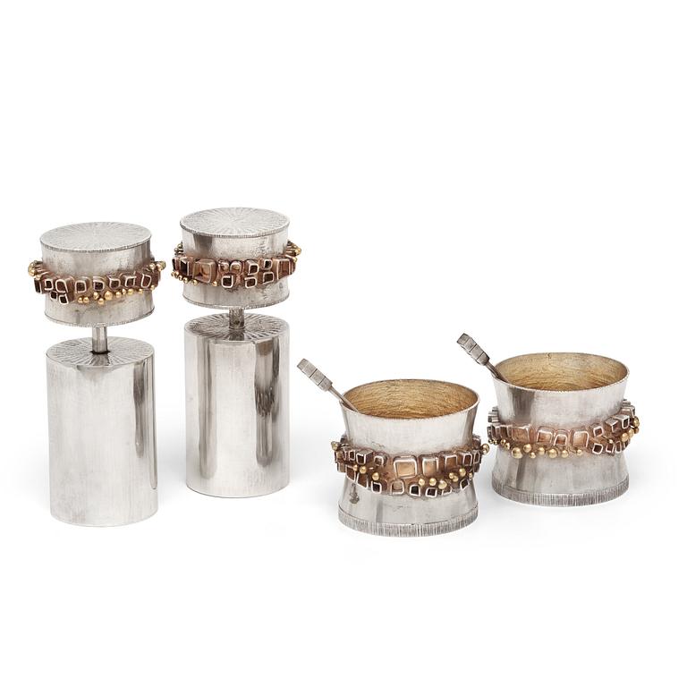 KARL-HEINZ SAUER, ett par saltkar med skedar och ett par pepparkvarnar av silver, Västerås 1972.