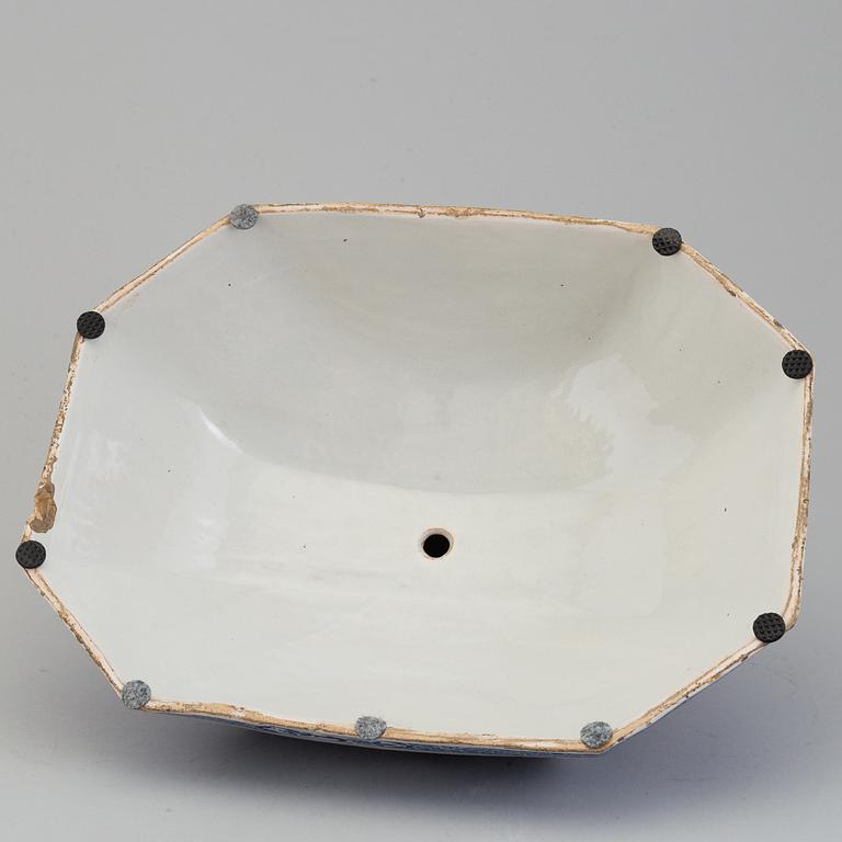 VÄRMEHUV, fajans, 1700-tal.
