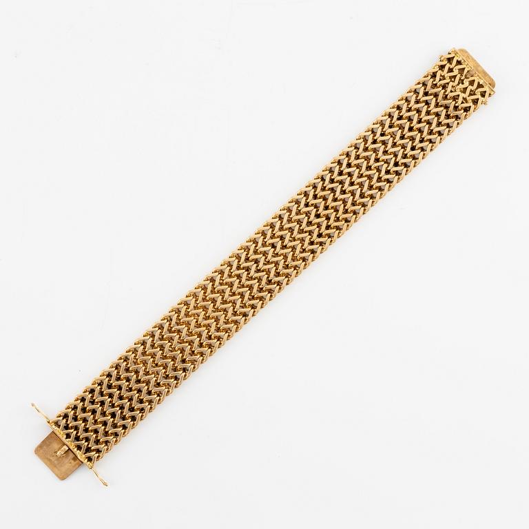 A bracelet in 18K gold.