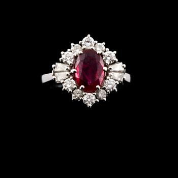 RING, 18k vitguld med fasettslipad rubin ca 2.00 ct samt 10 briljant och 4 trapetsslipade diamanter. Vikt 5,5 g.