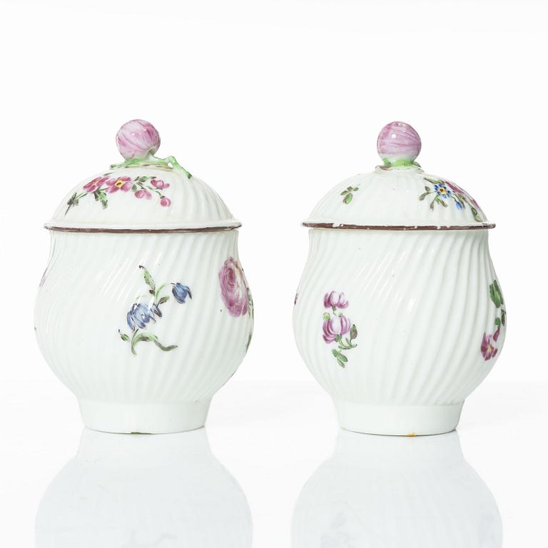 Cremekoppar med lock, ett par, rokoko, Mennecy-Villeroy, Frankrike, 1700-tal.