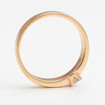 A 14K gold ring with a princess-cut diamond ca. 0.13 ct.