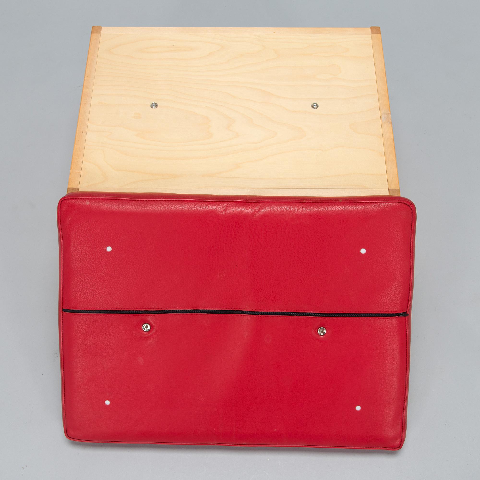 Alvar Aalto, nojatuoli ' High back tank'  E400 för Artek 1999. Ben af Sculten, rahi 445 Artek 1999.