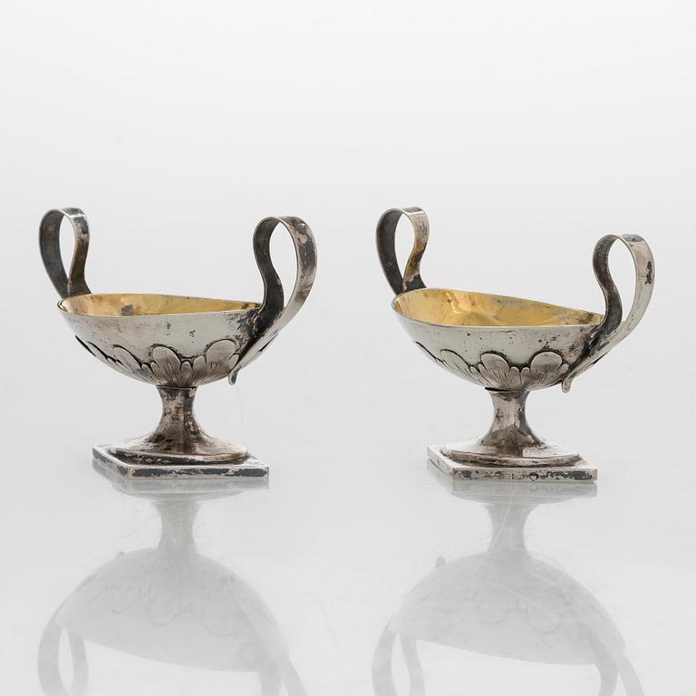 Saltkar, ett par, silver, Finland, slitna stämplar, möjligen Gustaf Lönnqvist, aktiv i Borgå 1827-65.
