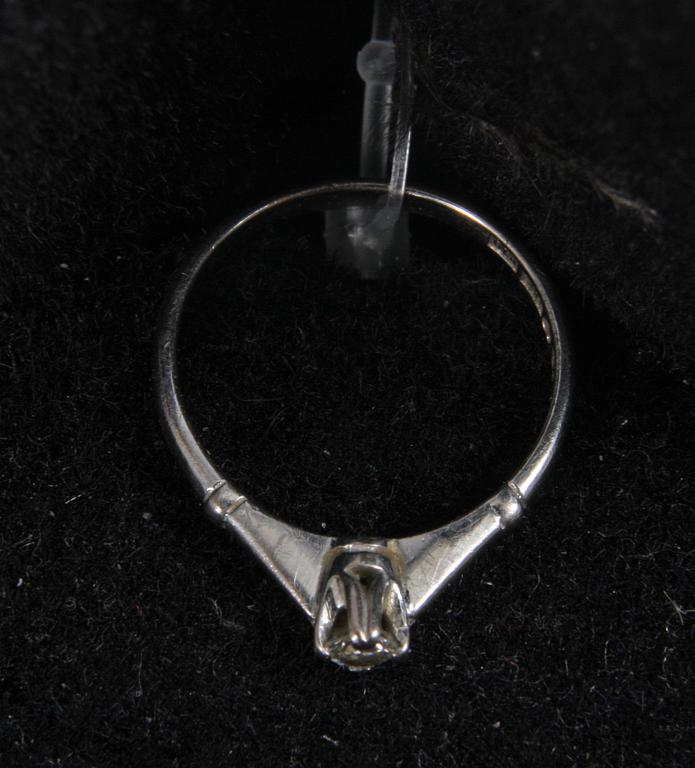 RING, vitguld 18 K med diamant 0,13 ct enl gravyr, 1984.