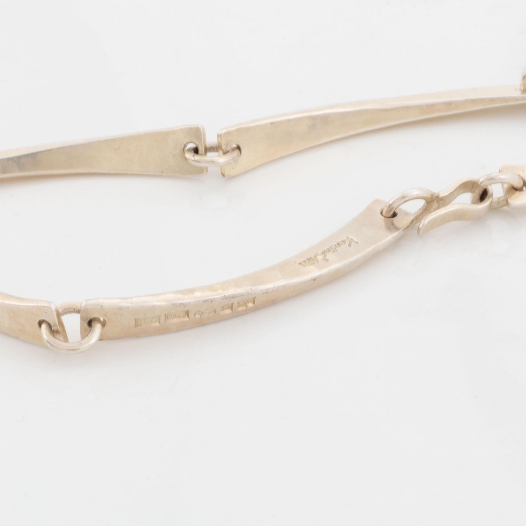 Kerstin Öhlin en collier och ett armband silver.
