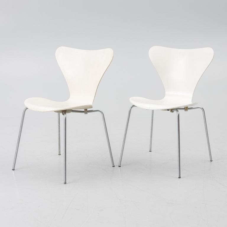 Arne Jacobsen, a pair of 'Seven' chairs, Fritz Hansen, Denmark, 1970.