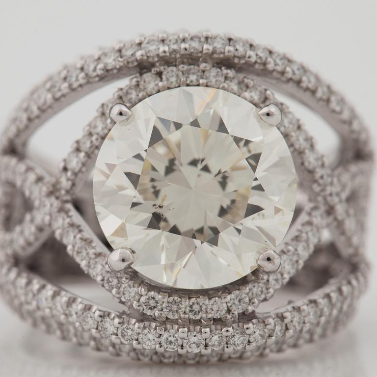 A brilliant cut diamond ring. Total carat weight circa 8.02 cts. Center diamond 6.02 cts, with quality L/SI1.