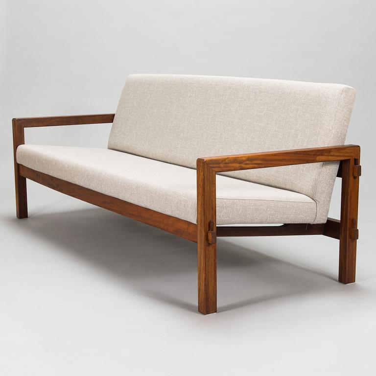 Reino Ruokolainen, soffa och fåtölj, "Tupa" (Stuga) och pall ur H-modellen, för Haimi, 1960-tal.