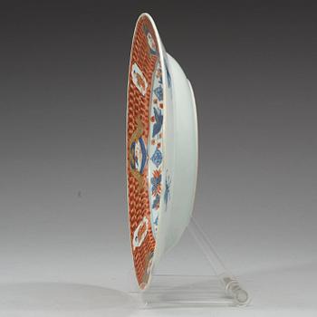 An imari 'Dame au Parasol' Pronk dish, Qing dynasty, circa 1730-40.
