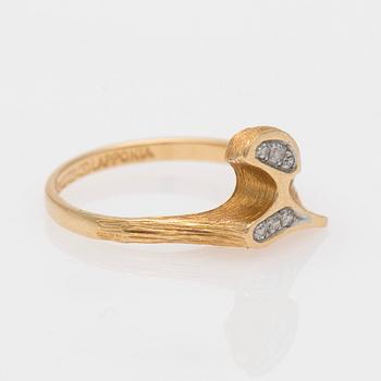 RING, "Vattendelare" Björn Weckström Lapponia. Åttkantslipade diamanter, 18K guld. 1976.