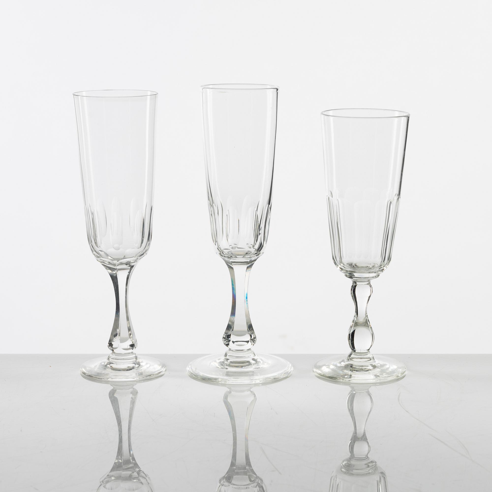 Champagnestrutar, 36 stycken, snarlika, olika tillverkning, mestadels omkring år 1900.