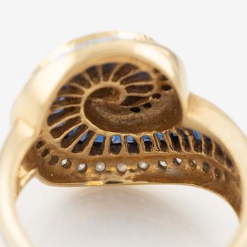 Ring, 18K guld med briljantslipade diamanter och safirer.