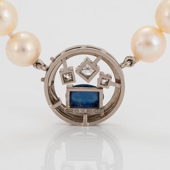 A Rey Urban cultured pearl necklace with an 18K white gold clasp set with a cabochon-cut sapphire.